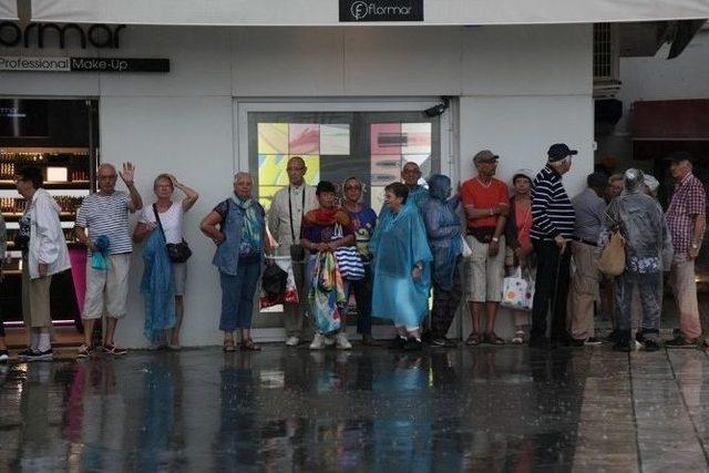 Yağmur Altında Bodrum’u Geziyorlar