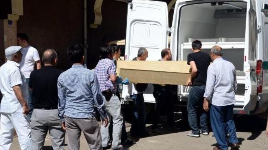 Bayram Har&ccedil;ılığı Isteyen 2 Kızını Pompalı T&uuml;fekle &Ouml;ld&uuml;ren Kadın, Kocası Tarafından Bı&ccedil;aklanarak &Ouml;ld&uuml;r&uuml;ld&uuml;