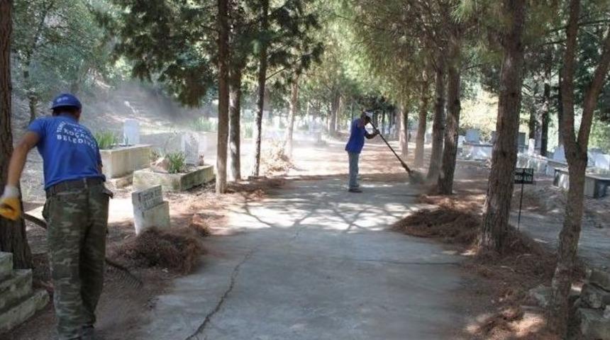 Ko&ccedil;arlı&rsquo;da Mezarlıklar Bayrama Hazır