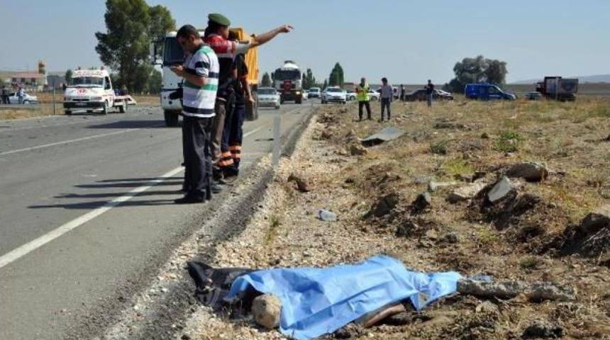 Sorgun'da Iki Otomobil &Ccedil;arpıştı: 4 &Ouml;l&uuml;, 3 Yaralı