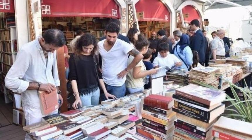 Vali Şahin &lsquo;9. Beyoğlu Sahaflar Festivali&rsquo;ni Ziyaret Etti