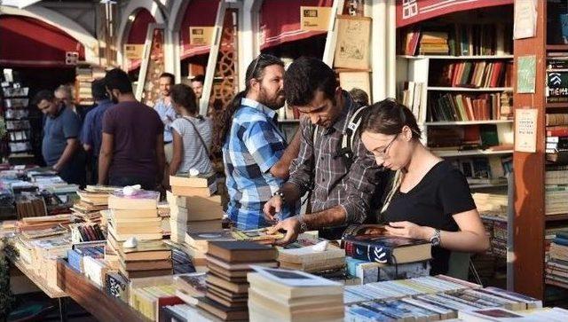 Vali Şahin ‘9. Beyoğlu Sahaflar Festivali’ni Ziyaret Etti