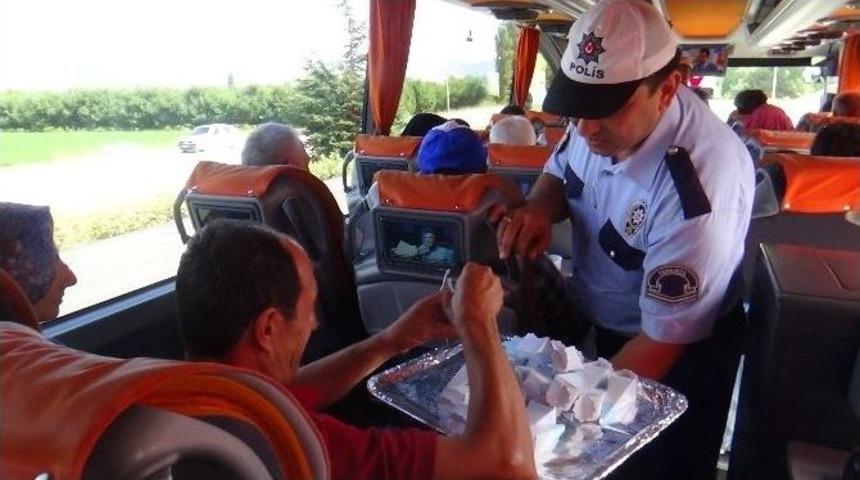 Polis, S&uuml;r&uuml;c&uuml;lere Ceza Yerine G&uuml;l Suyu Ve Lokum İkram Etti