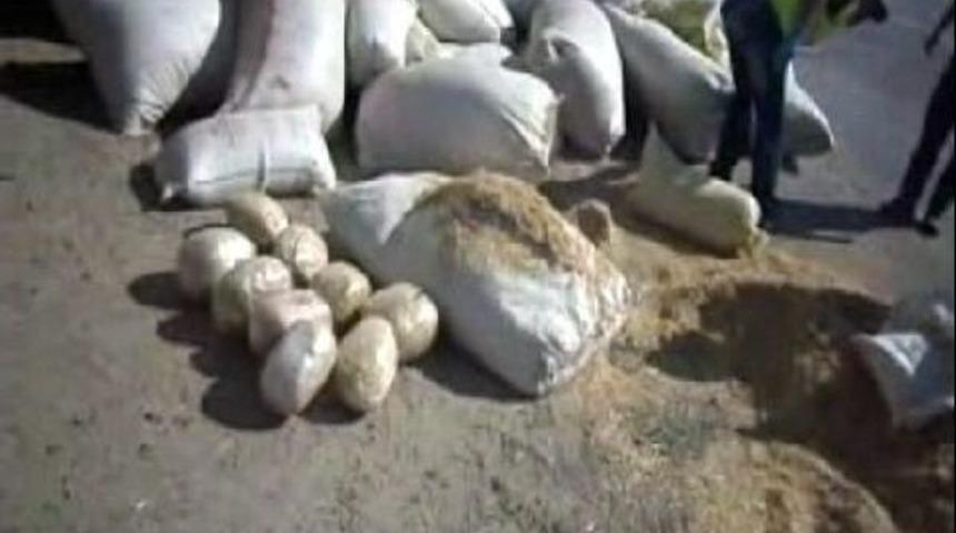 Saman Y&uuml;kl&uuml; Tır'dan 20 Kilo Esrar Ile K&uuml;pesiz 30 Koyun &Ccedil;ıktı