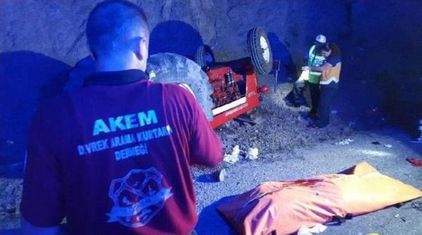 Minib&uuml;s&uuml;n &Ccedil;arptığı Trakt&ouml;rdeki S&uuml;r&uuml;c&uuml; Ve Eşi &Ouml;ld&uuml;