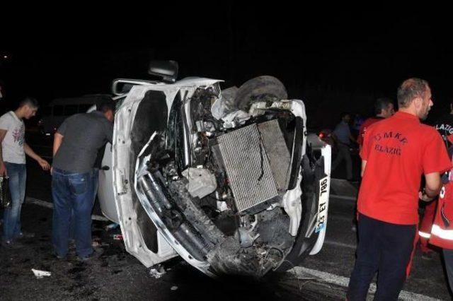 Elazığ’Da Yolcu Minibüsü Ile Otomobil Çarpıştı: 15 Yaralı