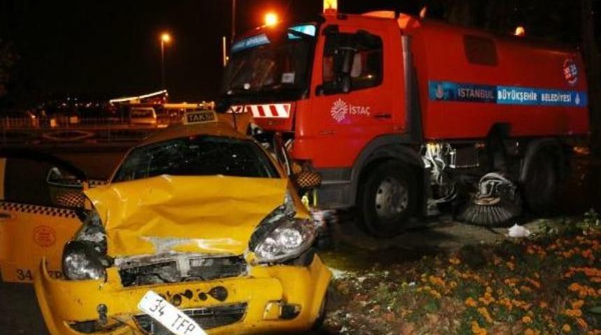 Beşiktaş'ta Kontrolden &Ccedil;ıkan Temizlik Aracı Dehşet Sa&ccedil;tı