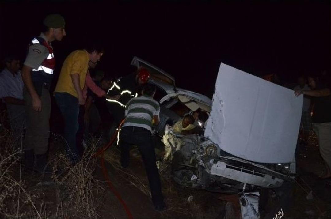 Kula&rsquo;da 2 Otomobil Kafa Kafaya &Ccedil;arpıştı: 2 Si Ağır, 5 Yaralı