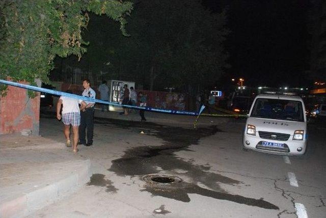 Araç İçinden Atılan El Yapımı Bomba Yoldan Geçen İki Kişiyi Yaraladı