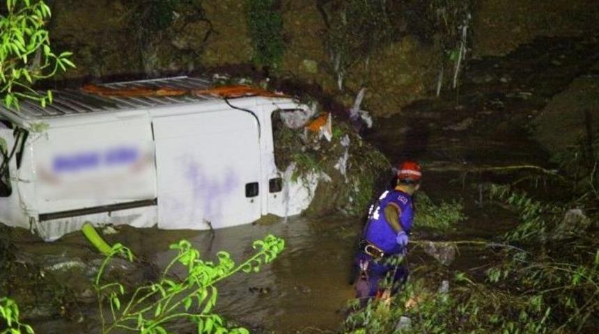 Sel Sonrası Dere Yatağında Görülen Minibüs Panik Yarattı