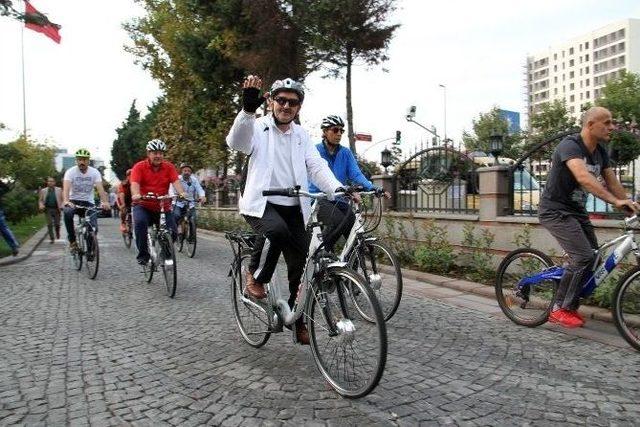 Bakan Müezzinoğlu’ndan Eski Mahallesine Bisikletli Bayram Ziyareti