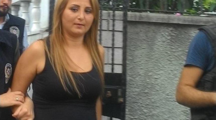 Garsonlarla Tartıştı, Silahını &Ccedil;ıkarıp Havaya Ateş Etti