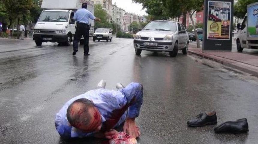 Otomobil &Ccedil;arpan Yaralı, Y&uuml;z&uuml;koyun Ambulans Bekledi