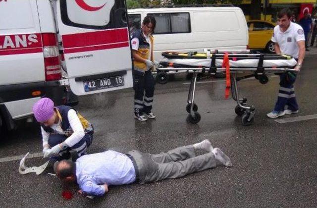 Otomobil Çarpan Yaralı, Yüzükoyun Ambulans Bekledi