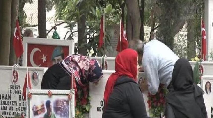 Bayram &Ouml;ncesi Şehitlikte H&uuml;z&uuml;n