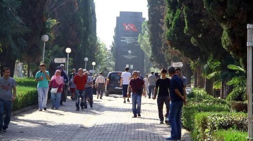 Mezarlıklarda Arefe G&uuml;n&uuml; Yoğunluğu