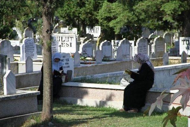 Mezarlıklarda Arefe Günü Yoğunluğu