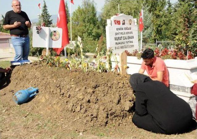 Şehit Oğullarının Mezar Taşına Çok Sevdiği Kara Üzümü Bıraktılar