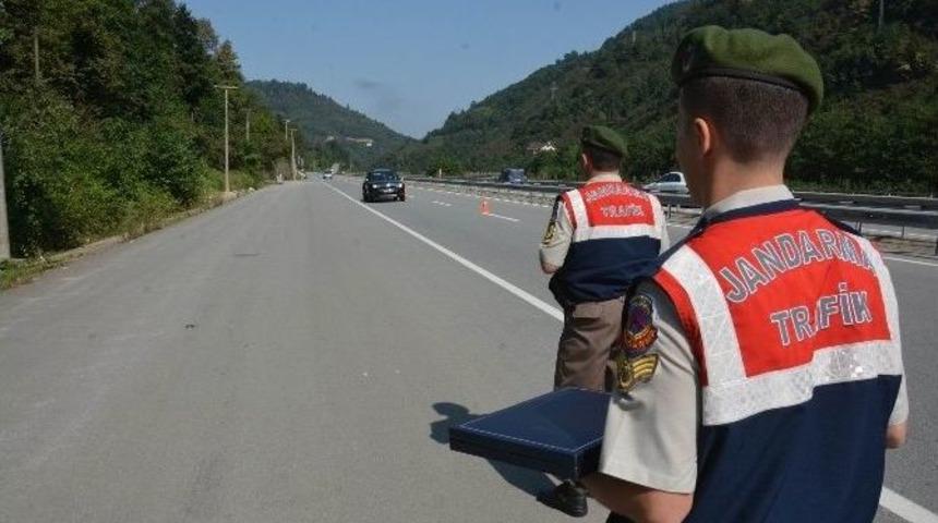 Jandarmadan Uzung&ouml;l Yolunda Tatilcilere &Ccedil;ikolatalı Trafik Denetimi