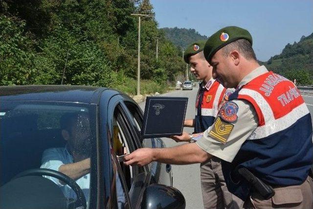 Jandarmadan Uzung&ouml;l Yolunda Tatilcilere &Ccedil;ikolatalı Trafik Denetimi 1