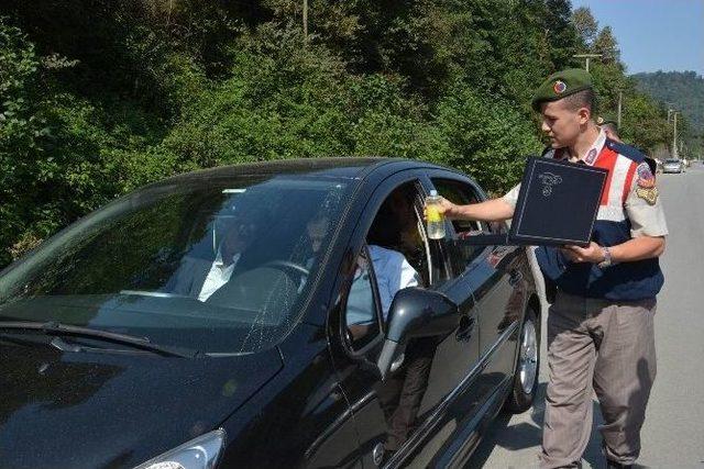Jandarmadan Uzung&ouml;l Yolunda Tatilcilere &Ccedil;ikolatalı Trafik Denetimi 2