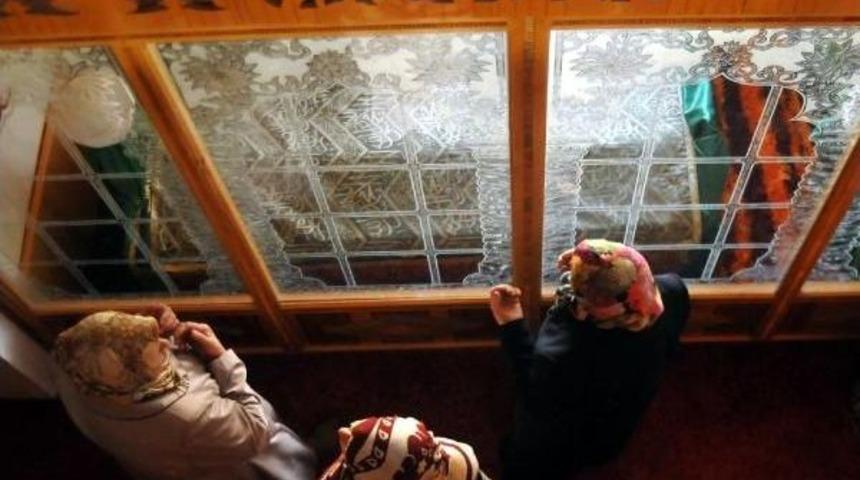 Sivas'ta Şehitlikler Ve T&uuml;rbelerde Arife Yoğunluğu