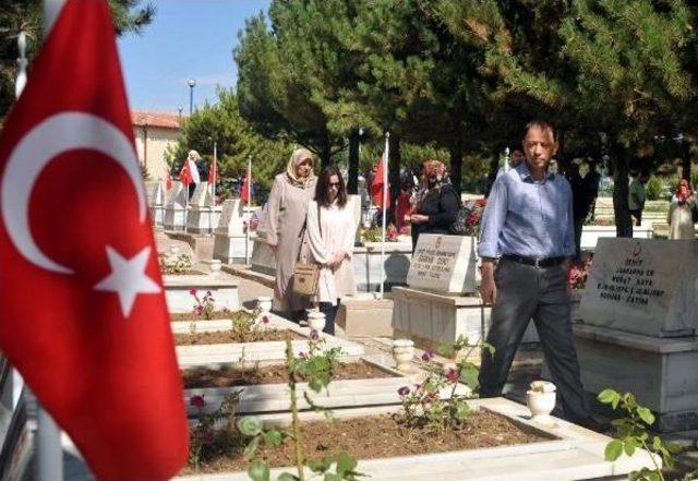 Sivas'ta Şehitlikler Ve Türbelerde Arife Yoğunluğu