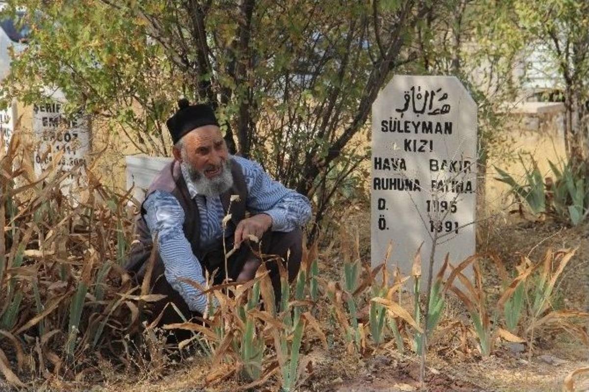 Elazığ&rsquo;da Vatandaşlar Bayram &Ouml;ncesi Kabristanlıkları Ziyaret Etti