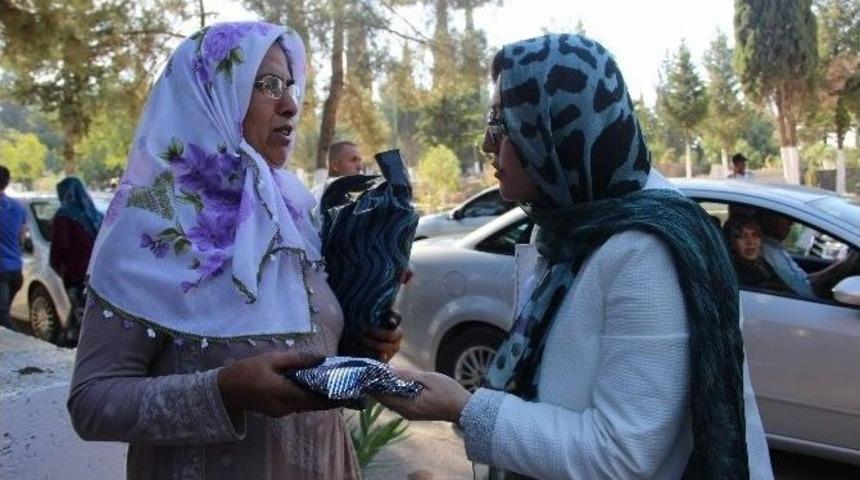 (&ouml;zel Haber) Fatma Şahin, Mezarlıkta 10 Bin Fidan İle 2 Bin Şal Dağıttı