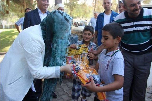 (özel Haber) Fatma Şahin, Mezarlıkta 10 Bin Fidan İle 2 Bin Şal Dağıttı