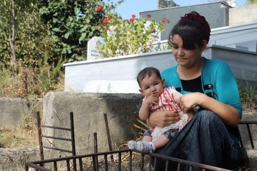 27 G&uuml;nl&uuml;kken &Ouml;len Bebeğe Kardeşinden Ziyaret