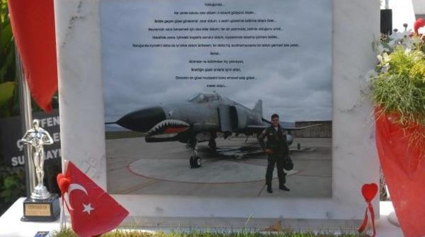 Arife G&uuml;n&uuml;'nde İzmir'deki Şehitliklerde H&uuml;z&uuml;n Vardı