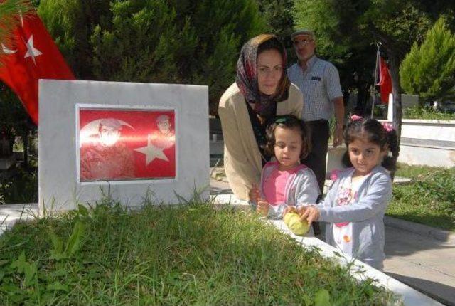 Arife Günü'nde İzmir'deki Şehitliklerde Hüzün Vardı