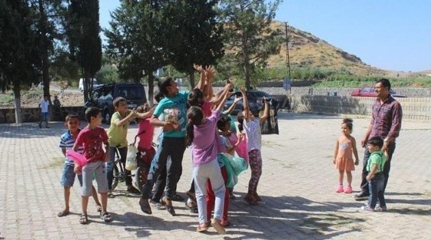 &Ccedil;ocuklar Mezarlıkta Dağıtılan Şekerleri Alabilmek İ&ccedil;in Birbiriyle Yarıştı