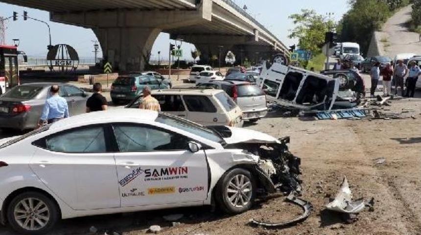 Kamyonet 3 Araca &Ccedil;arptı: 4 Yaralı