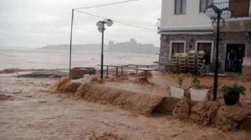 8 Wounded As Flood Sweeps In Turkey's Famous Resort