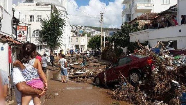 8 Wounded As Flood Sweeps In Turkey's Famous Resort