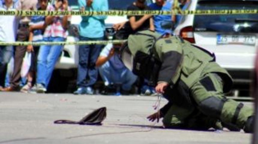 Ş&uuml;pheli &Ccedil;anta F&uuml;nyeyle Patlatılarak İmha Edildi