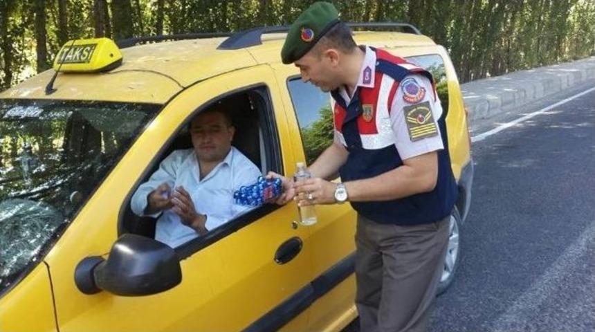 Jandarma Yolculara Şeker Ve Kolonya İkram Etti