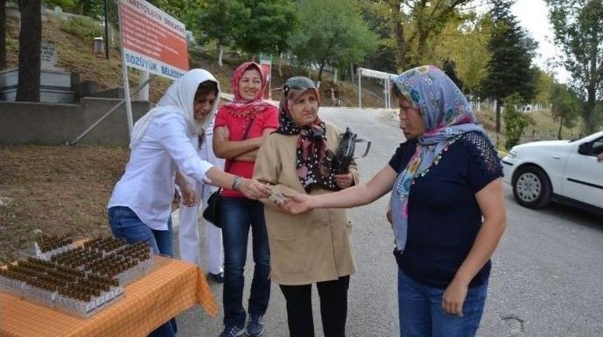 Boz&uuml;y&uuml;k İl&ccedil;e Mezarlığında Arife Yoğunluğu Yaşanırken Mezbahada Kurban Rehberi Dağıtıldı