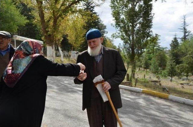 Bozüyük İlçe Mezarlığında Arife Yoğunluğu Yaşanırken Mezbahada Kurban Rehberi Dağıtıldı