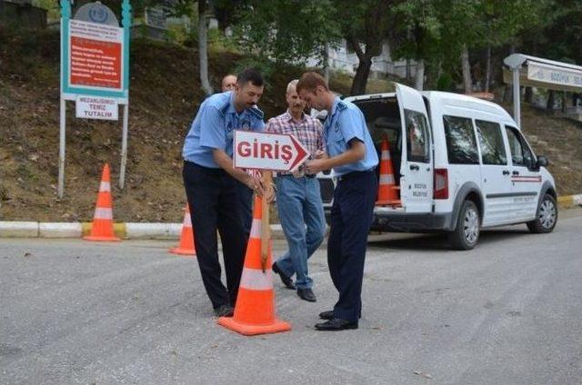 Bozüyük İlçe Mezarlığında Arife Yoğunluğu Yaşanırken Mezbahada Kurban Rehberi Dağıtıldı