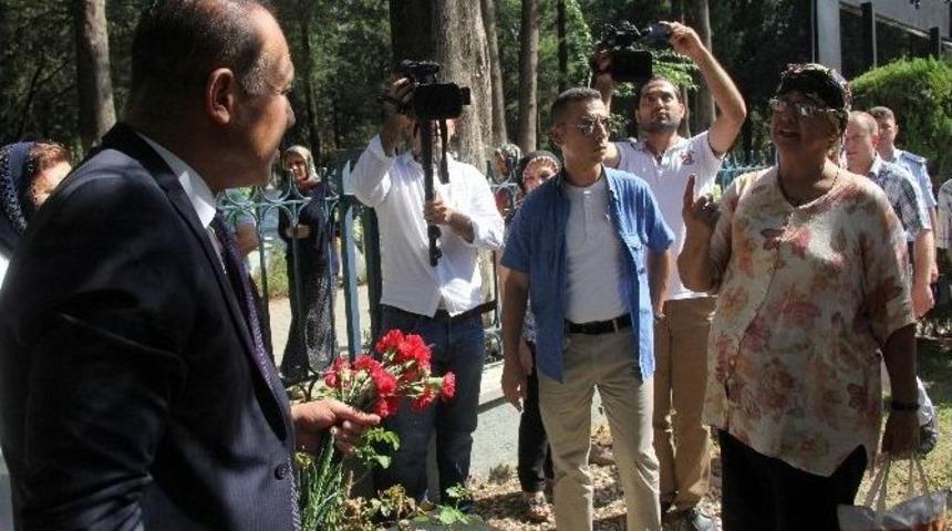 Şehitlikte Belediye Başkanını Şaşırtan İstek