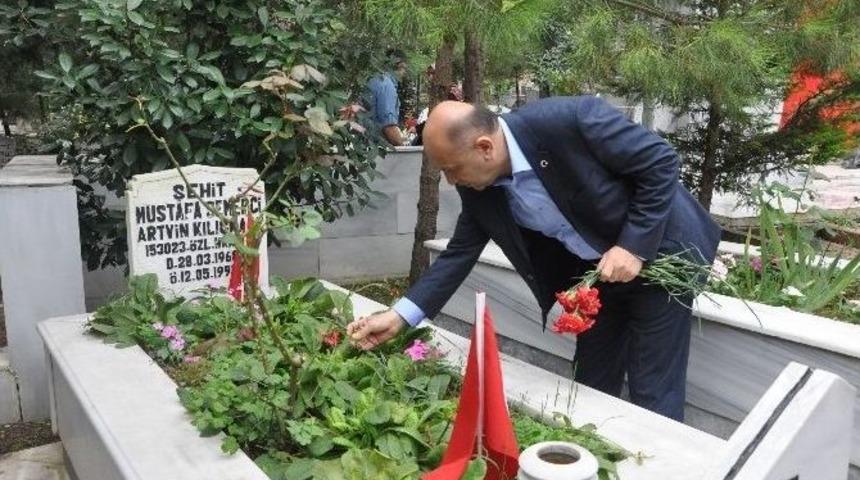 Bakan Işık, Bayram &Ouml;ncesi Şehitlikleri Ziyaret Etti