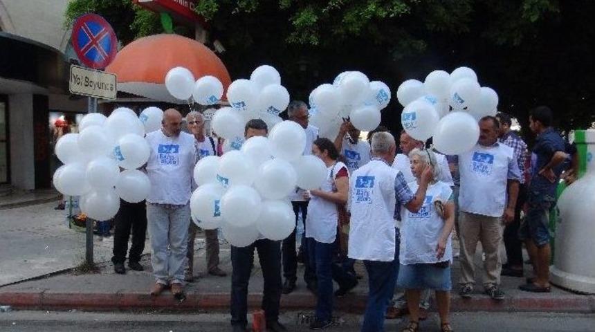 Mersin Barış Bloku &Uuml;yeleri &Ccedil;ocuklara Balon Dağıttı