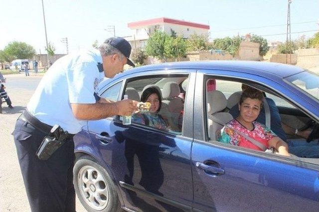 Trafik Polisleri Sürücülere Bayram Şekeri Dağıtıp Dikkatli Olmaları Konusunda Uyardı