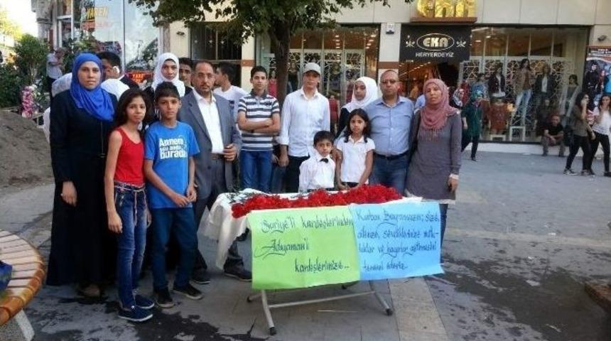 Suriyeliler, Vatandaşların Bayramını Karanfille Kutladı