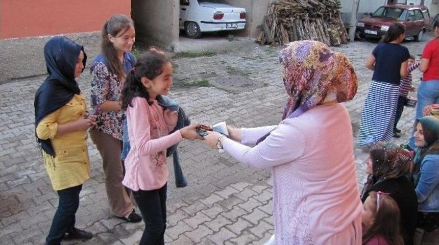 &Ccedil;ocukların &Ccedil;ikolata Kapma Yarışı