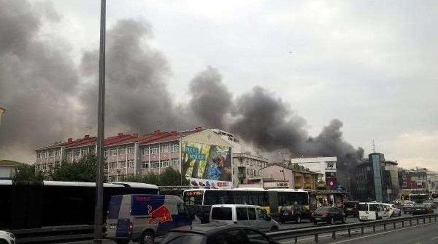 D-100 Kenarında Korkutan Yangın