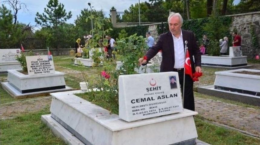 Protokolden Şehitliğe Bayram Ziyareti